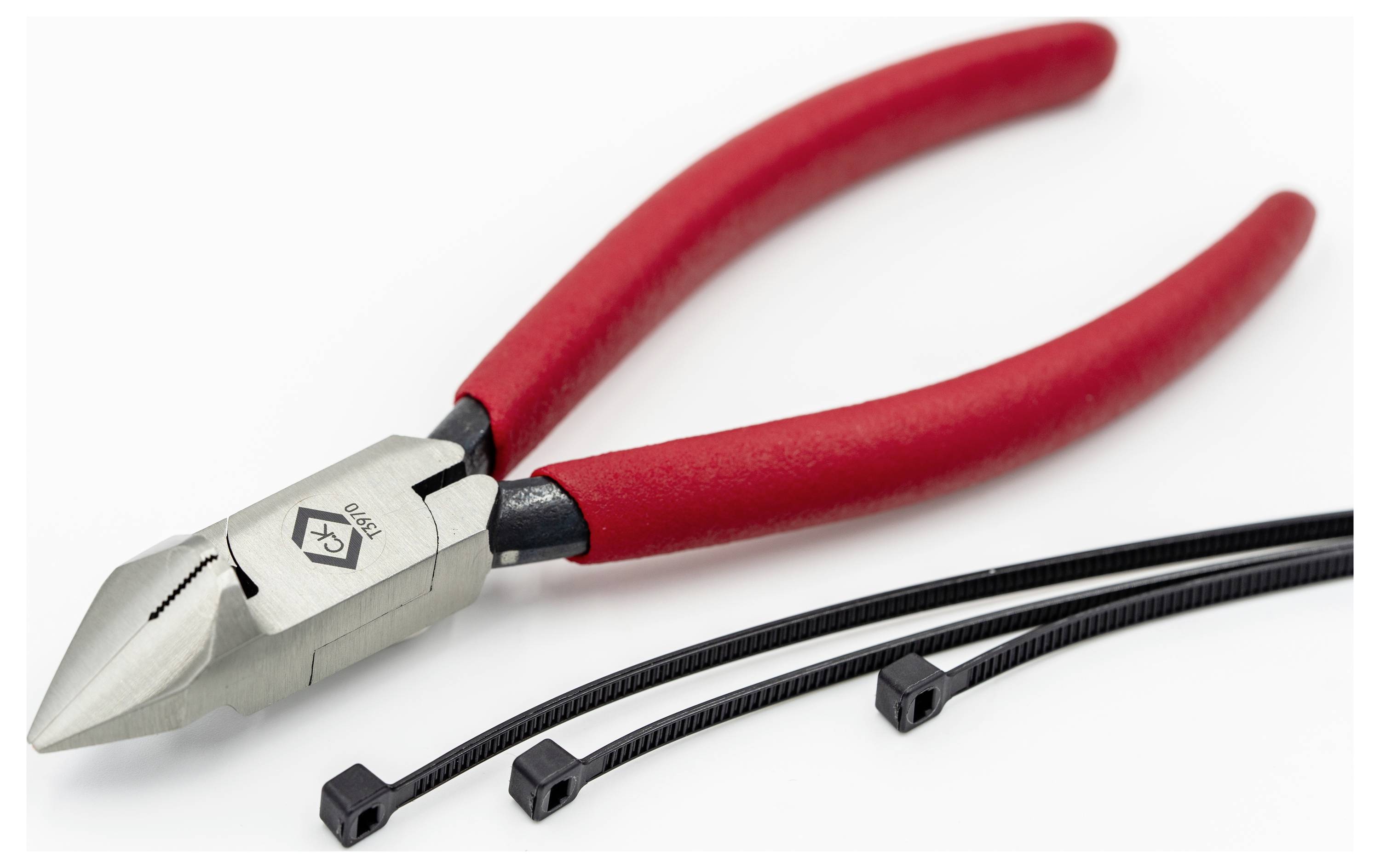 Ein Paar Seitenschneider mit roten Griffen ist neben drei schwarzen Kabelbindern auf weißem Hintergrund positioniert, was Utility oder Reparatur andeutet.