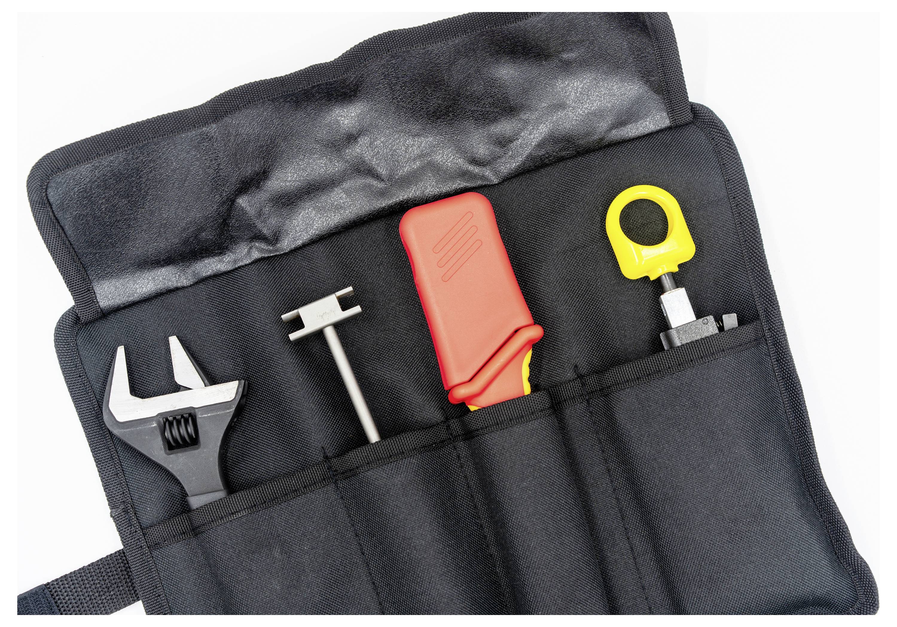 Eine Werkzeugrolle, die einen Schraubenschlüssel, ein T-förmiges Werkzeug, eine rote Kunststoffbox und ein gelbes Werkzeug mit einem Loch enthält, organisiert in separaten Fächern.