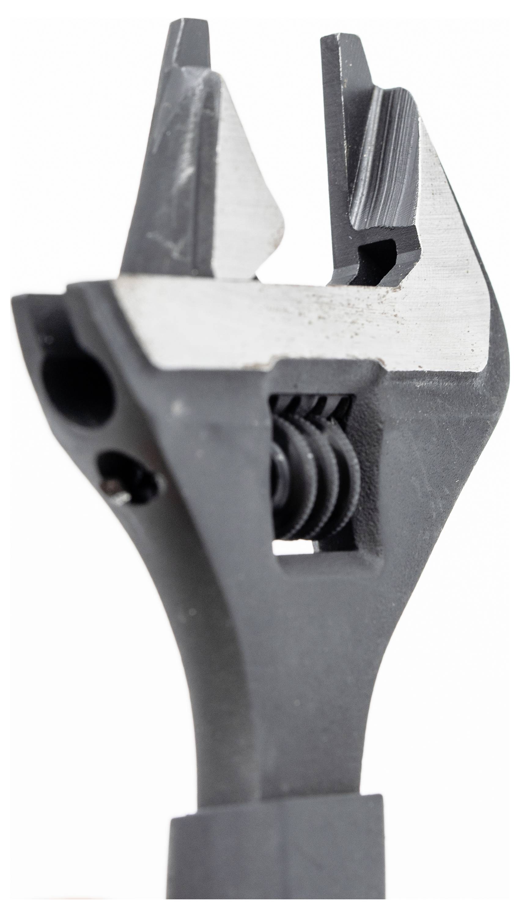 Ein verstellbarer Schraubenschlüssel mit einer silbernen beweglichen Backe und einem schwarzen Griff, vertikal vor einem weißen Hintergrund positioniert.