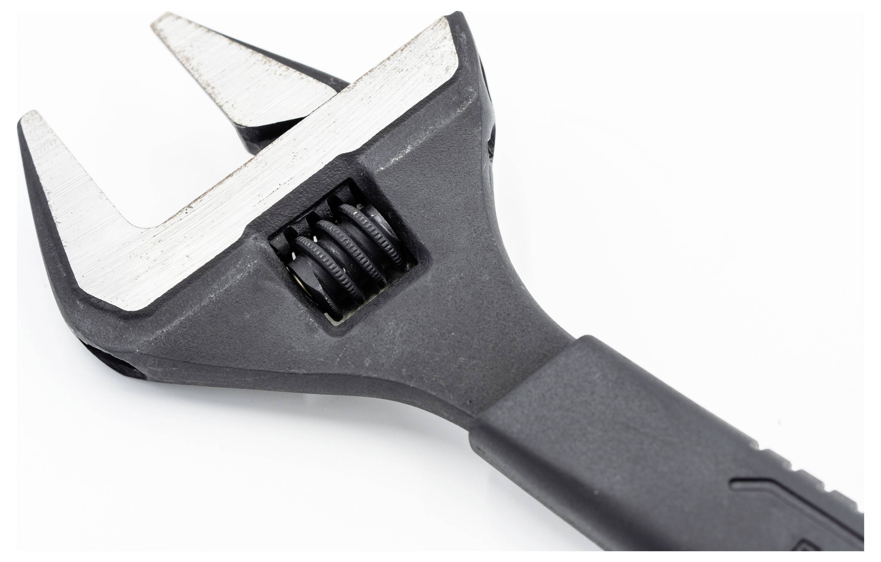 Ein verstellbarer Schraubenschlüssel auf weißem Hintergrund, mit schwarzem Griff und glänzenden Metallbacken, verwendet zum Greifen und Drehen von Objekten verschiedener Größen.