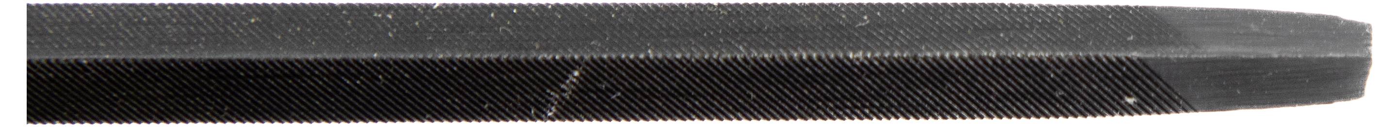 Nahaufnahme einer schwarzen, körnigen Oberfläche mit feinen, horizontal verlaufenden Rillen.