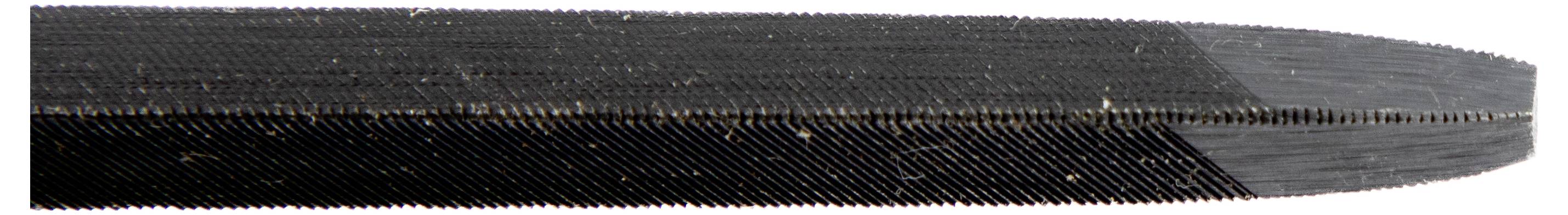 Ein Nahaufnahmebild eines schwarzen, strukturierten Objekts mit einer glattelingten, gekrümmten Kante, möglicherweise ein Werkzeug oder Instrument, auf einem einfachen Hintergrund.