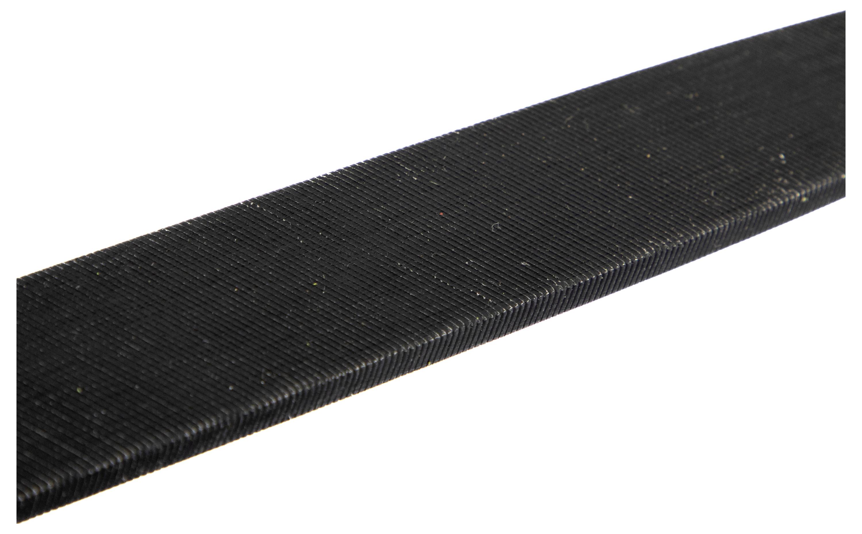 Ein Nahaufnahmebild einer schwarzen Klinge oder eines Werkzeugs mit gezacktem Rand, das die raue Textur und die präzise Ausrichtung der Zähne zeigt.