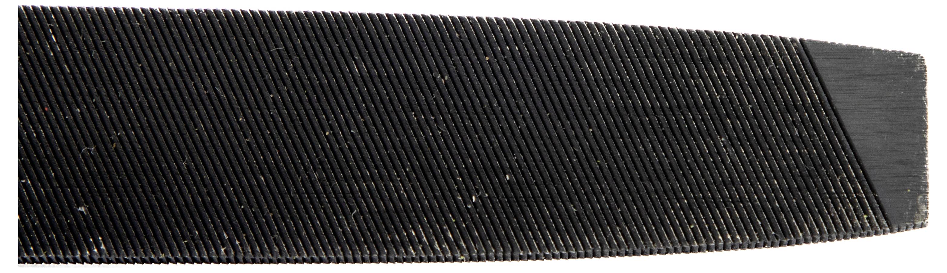 Nahaufnahme einer Metallfeilfeile mit feinen, parallelen Rillen, die zum Glätten oder Formen von Materialien verwendet werden.