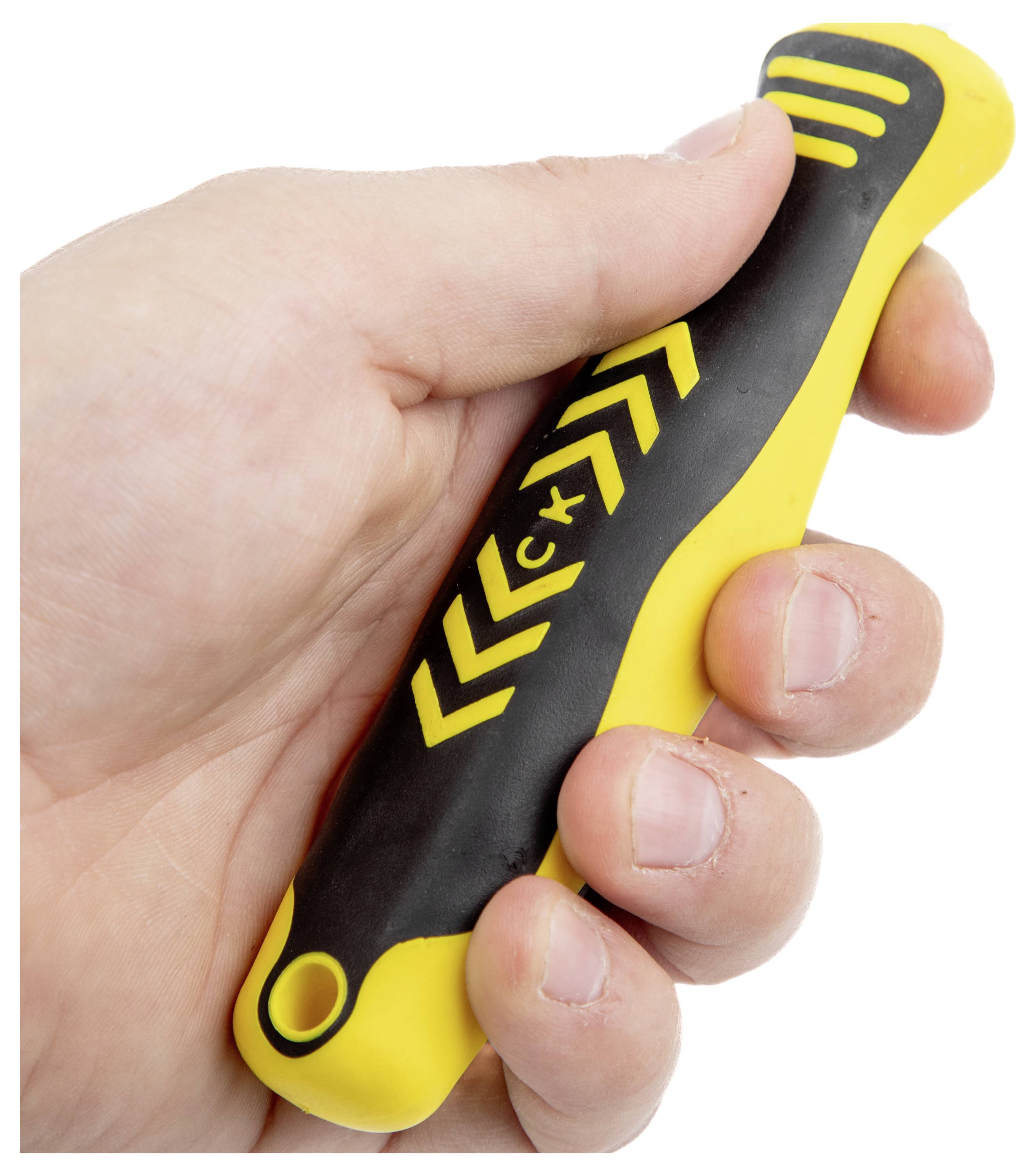 Eine Hand, die ein schwarzes und gelbes Griffwerkzeug mit Chevron-Mustern und 