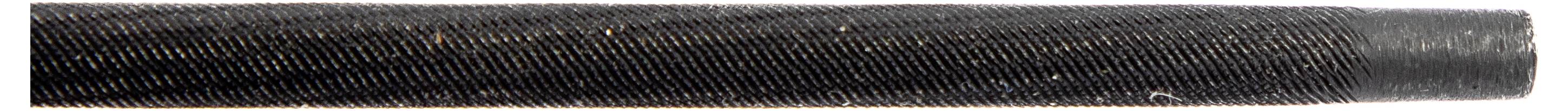 Eine Nahaufnahme eines strukturierten, schwarzen zylindrischen Objekts, möglicherweise ein Bohrer oder eine Stange, mit einem Spiralmuster entlang seiner Oberfläche.