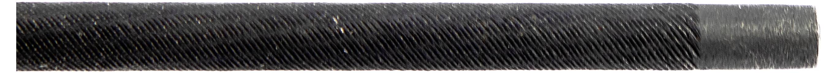 Ein schwarzes Hydraulikrohr mit strukturierter Oberfläche, horizontal betrachtet.