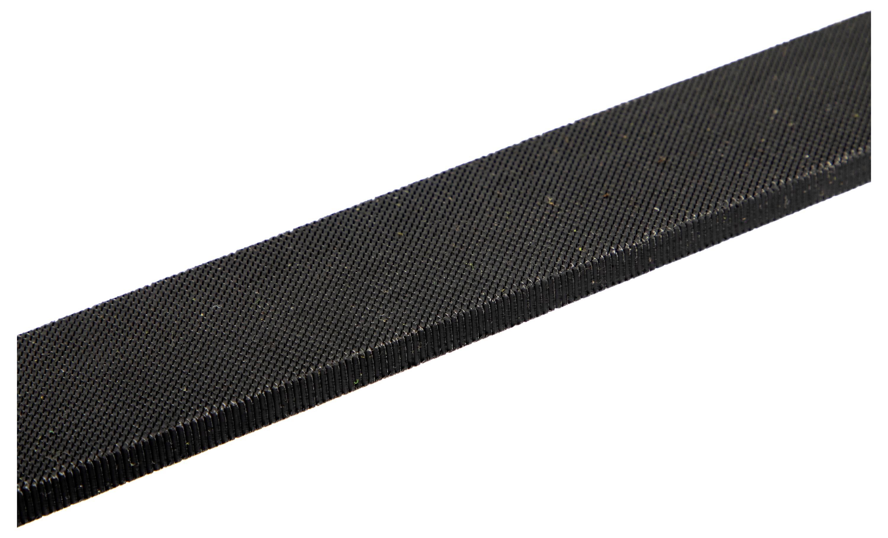 Eine Nahaufnahme eines schwarzen, rechteckigen, strukturierten Stabes mit einer feinen gitterartigen Oberfläche, möglicherweise eine Feile oder ein Schleifblock.