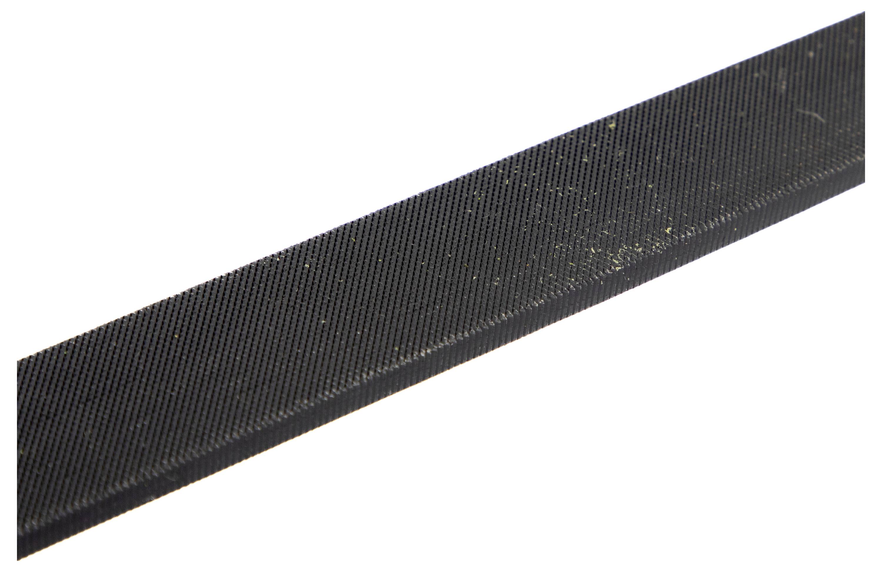 Ein Nahaufnahmebild eines schwarzen, strukturierten Streifens mit diagonalen Rillen, möglicherweise eine Schleifwerkzeugs- oder Feilenkante.