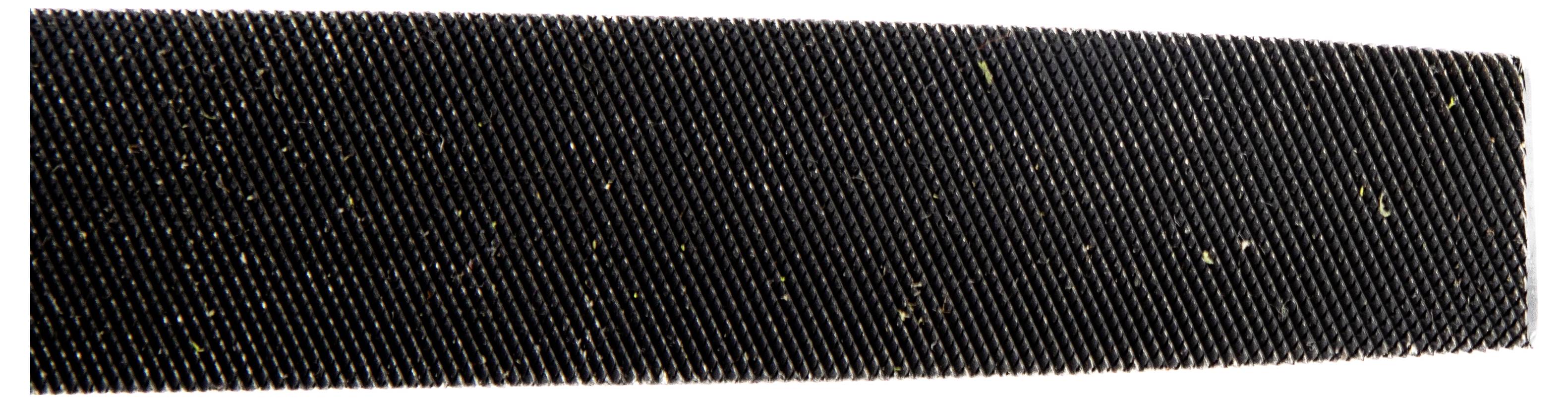 Eine Nahaufnahme einer Metallfeilе mit strukturierter Oberfläche, die feine parallele Rillen zeigt, die zum Glätten oder Formen von Materialien verwendet werden.