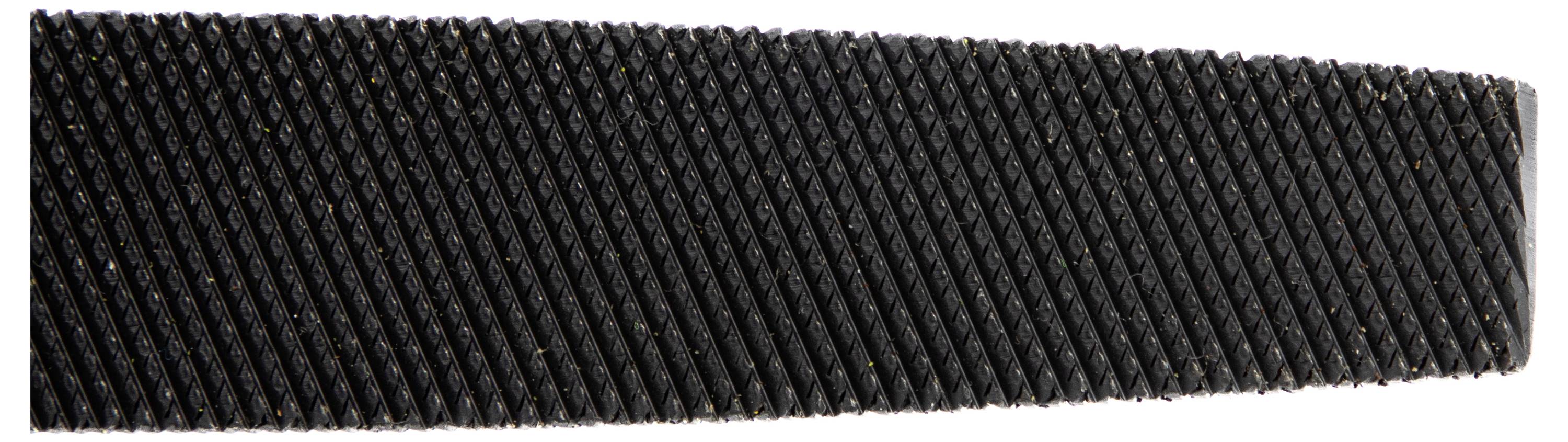 Eine Nahaufnahme einer rauen Metallfeilenfläche mit diagonalen Rillen, die sich über die Oberfläche ziehen und zum Formen oder Glätten von Metallobjekten verwendet wird.