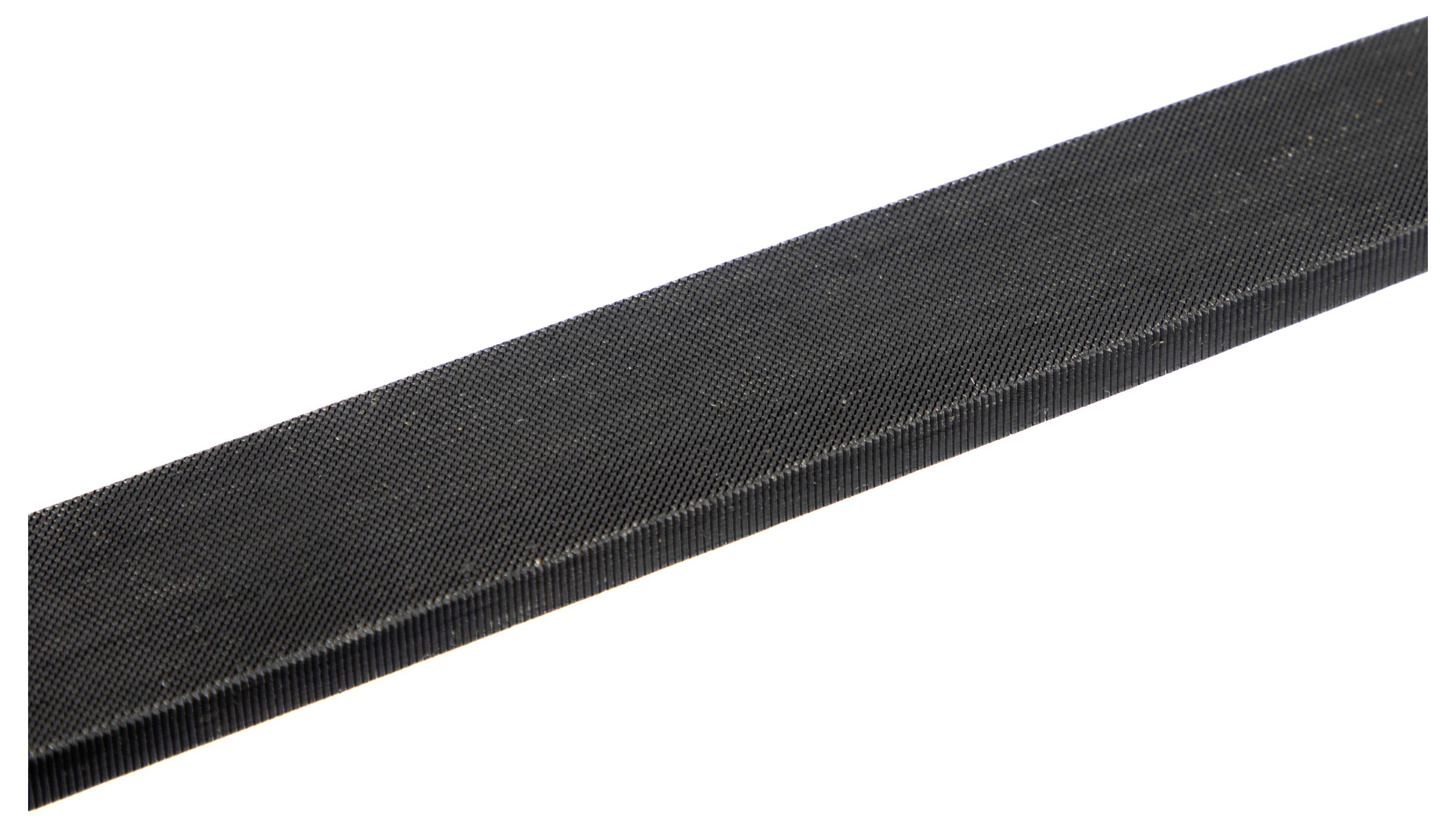 Ein strukturiertes, rechteckiges schwarzes Band, das diagonal dargestellt ist und einem Industrie-Gürtel oder Riemen ähnelt, mit einer rauen Oberfläche.