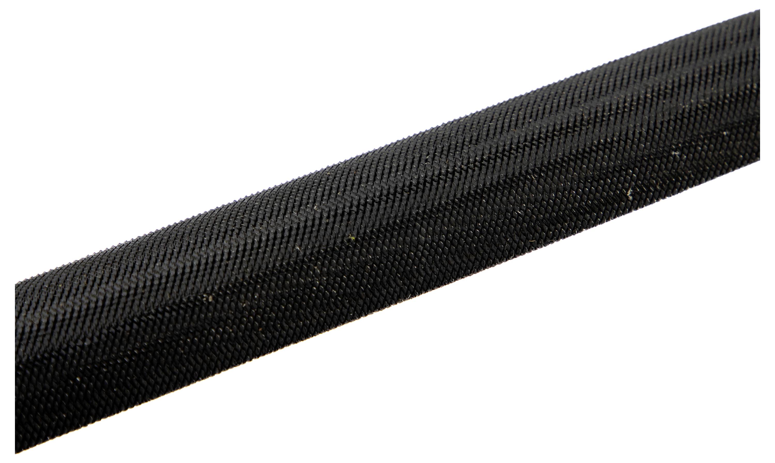 Eine Nahaufnahme eines strukturierten schwarzen Griffs, möglicherweise von einem Griff oder Werkzeug, die seine raue Oberflächenmuster zeigt.