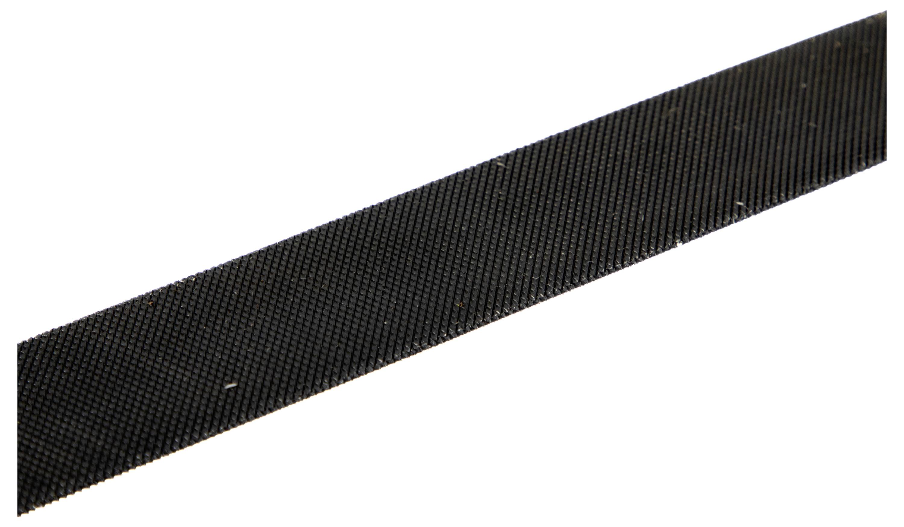 Eine Nahaufnahme eines schwarzen strukturierten Streifens, möglicherweise ein Werkzeug oder Handwerksmaterial, in einem Winkel vor einem einfachen weißen Hintergrund gezeigt.