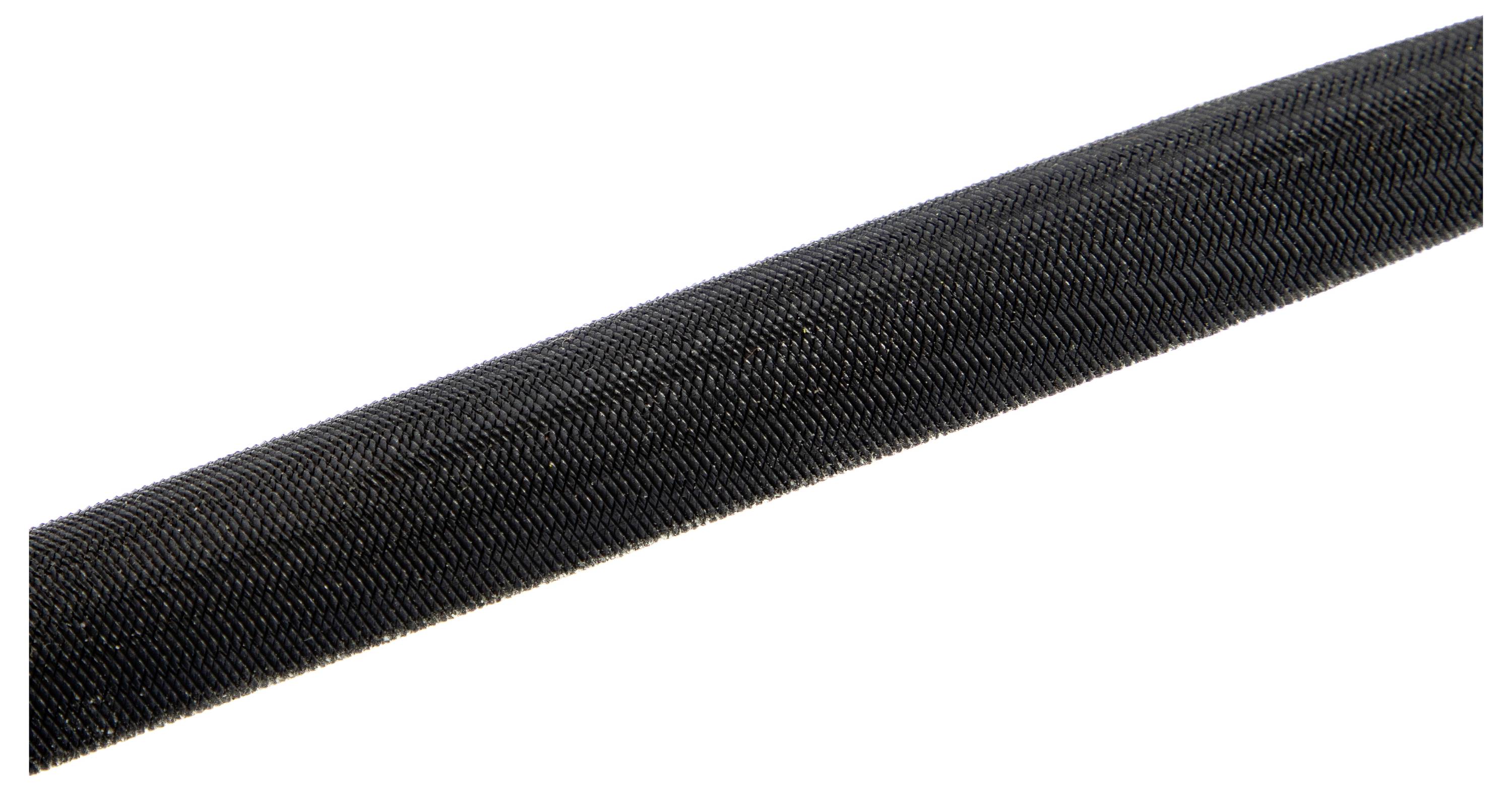 Ein Nahaufnahmebild einer schwarzen gewebten Kabelschutzschlauchleitung, das ihre geflochtene Textur und glatte Oberfläche zeigt, verwendet zum Bündeln und Schützen von Kabeln.