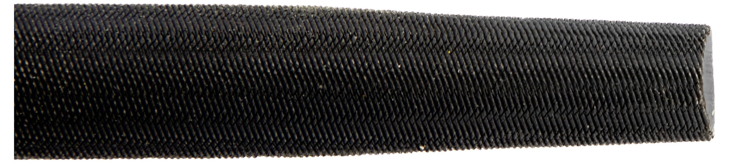 Nahaufnahme einer schwarzen, texturierten Metallstange mit verjüngtem Ende, die feine horizontale Linien und Rillen zeigt.