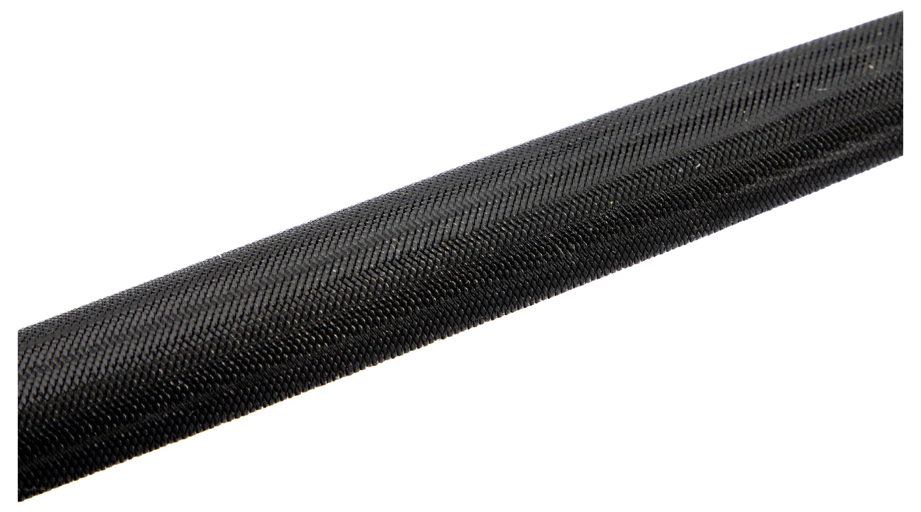 Nahaufnahme eines strukturierten schwarzen Kabels, das in einer geflochtenen Schutzhülle umwickelt ist und Schutz und ein elegantes Aussehen bietet.