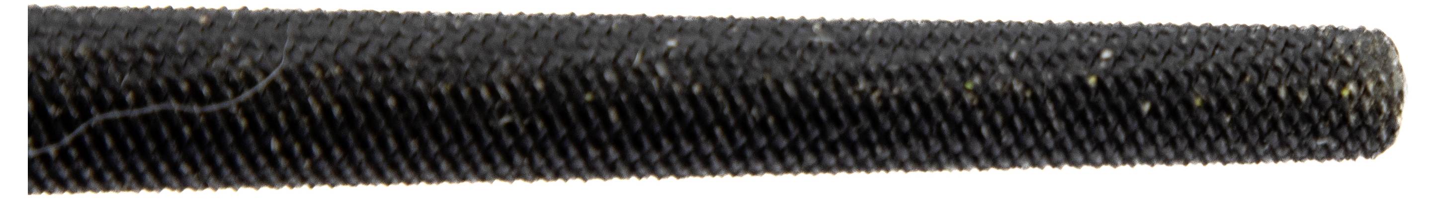 Eine Nahaufnahme eines schwarzen, strukturierten Stabes, möglicherweise einer Metallfeilé, die detaillierte Rillen zum Feilen oder Glätten von Oberflächen zeigt.