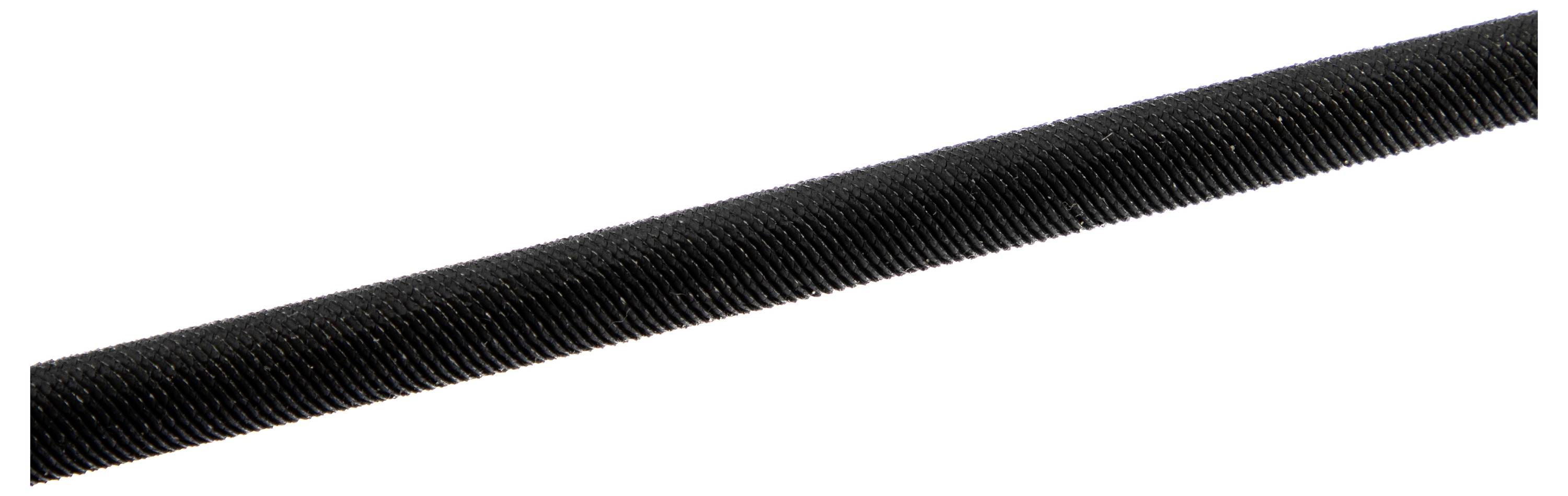 Eine Nahaufnahme eines schwarzen, strukturierten zylindrischen Stabes, diagonal gegen einen weißen Hintergrund positioniert.