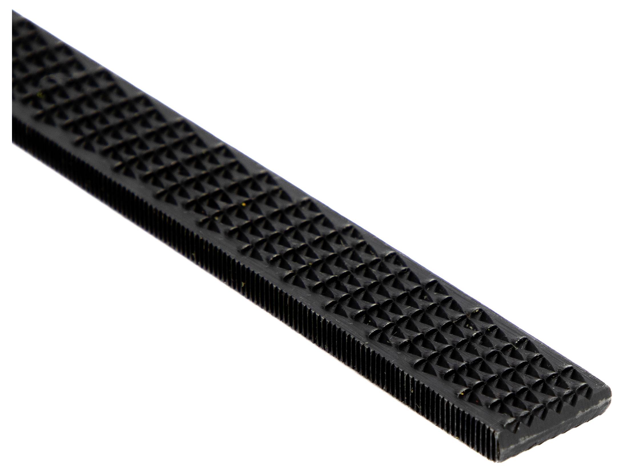 Eine schwarze rechteckige Metallfeilte mit strukturierter Oberfläche, die zum Feilen und Formen von Materialien verwendet wird.