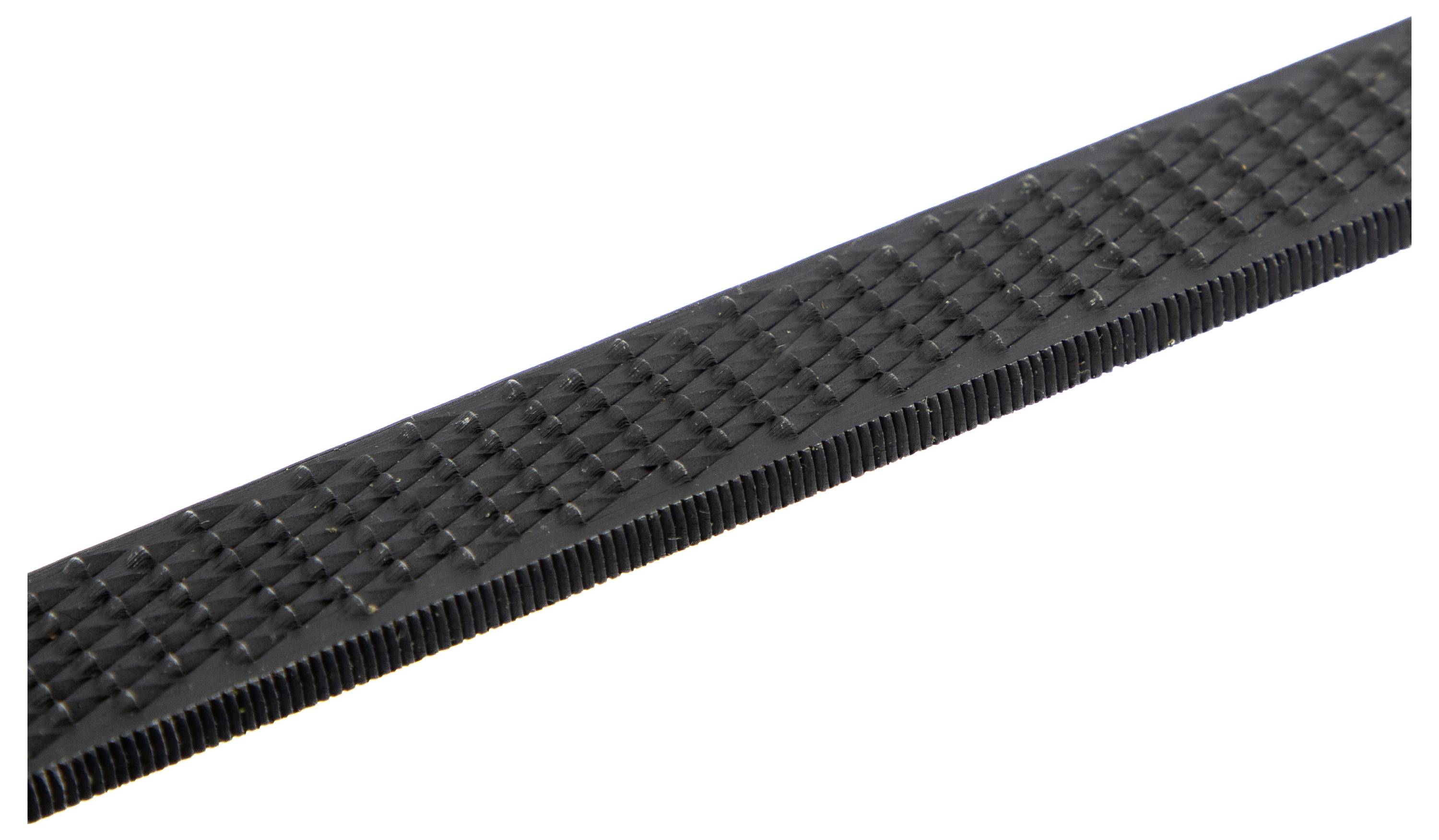 Nahaufnahme einer flachen, strukturierten Metalldatei mit feinen, parallelen Rillen, die zum Glätten oder Formen von Oberflächen bei der Metall- oder Holzbearbeitung ausgelegt ist.