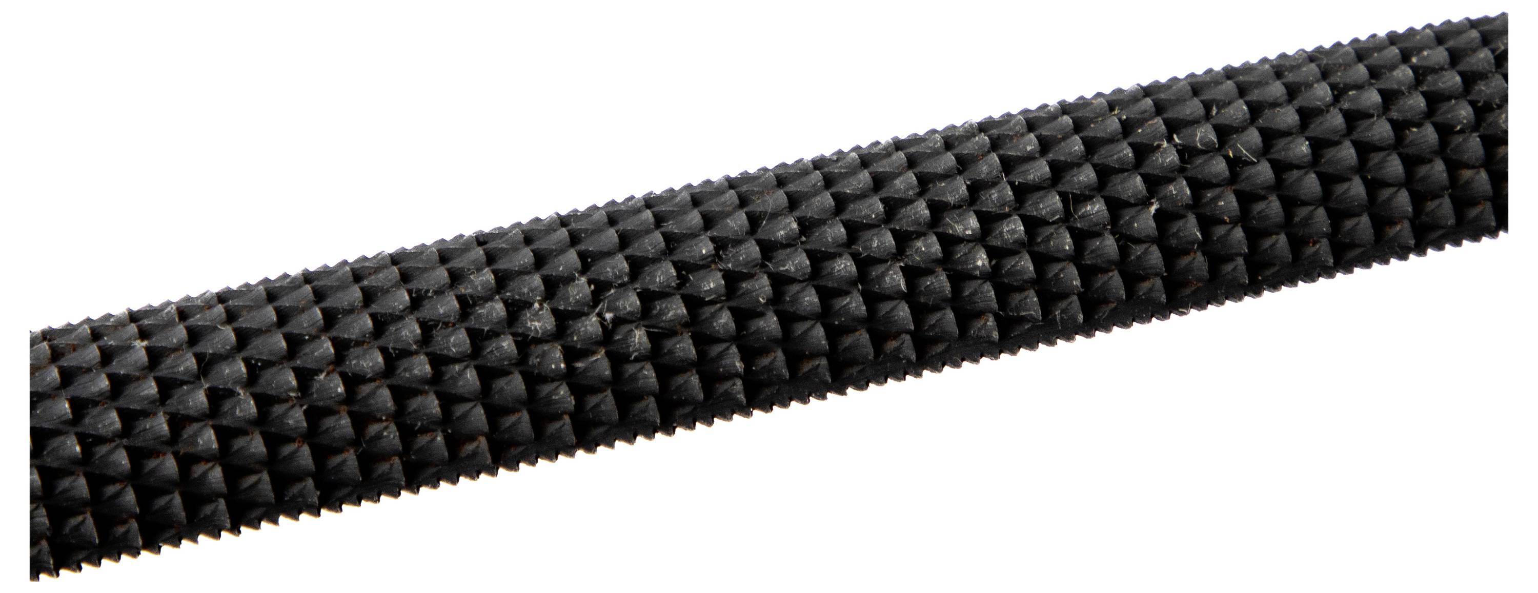 Eine Nahaufnahme eines strukturierten, schwarzen zylindrischen Werkzeuggriffs mit einem dreieckigen Griffmuster.