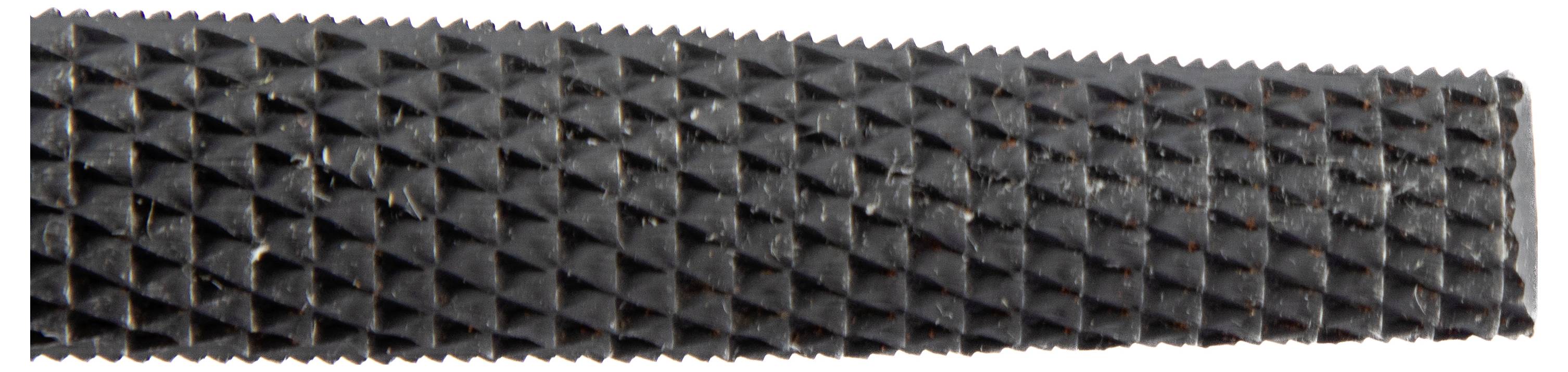 Eine Nahaufnahme einer Metalfeile mit einer diamantgemusterten Oberfläche, die zum Glätten oder Formen von Materialien verwendet wird.