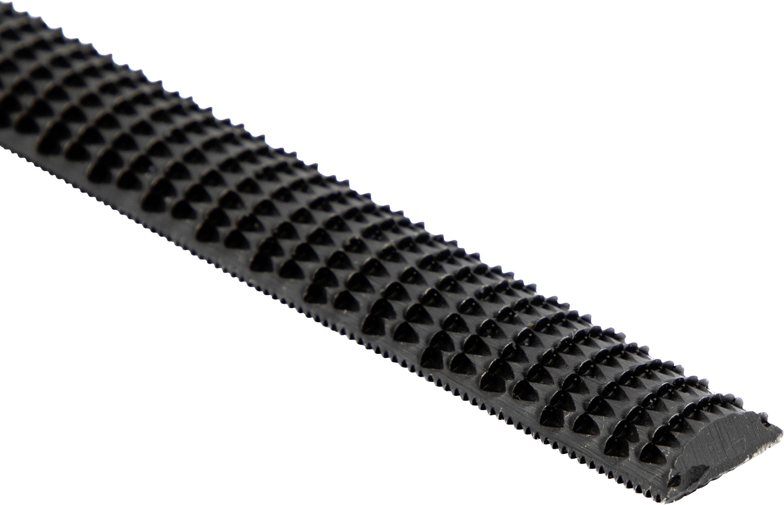 Ein Abschnitt aus schwarzem Gummi mit einem Muster aus gleichmäßig verteilten, kleinen dreieckigen Erhebungen, wahrscheinlich zur Griffigkeit oder Bodenhaftung verwendet.
