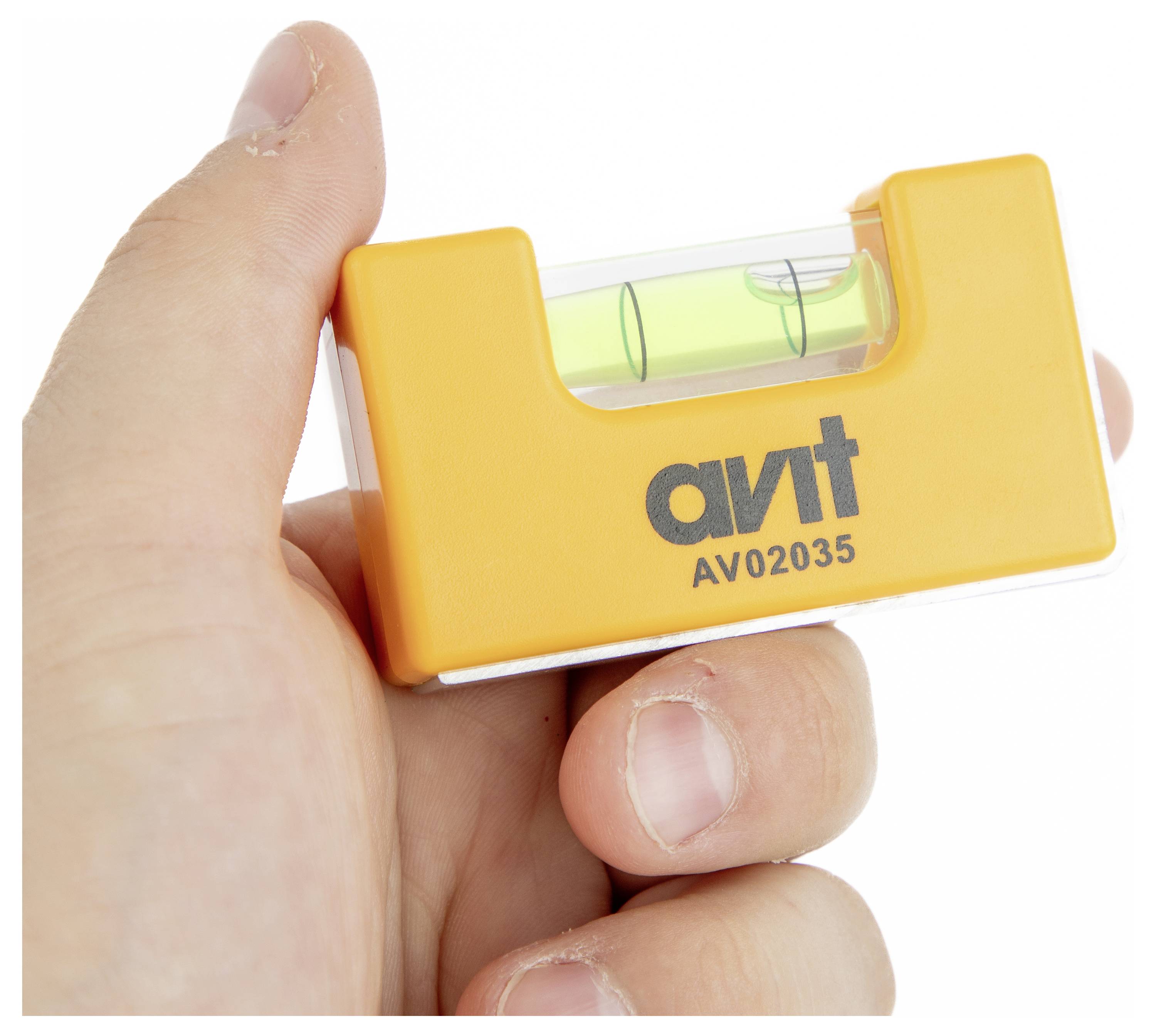 Eine Hand hält eine kleine, gelbe Wasserwaage mit der Marke „Avit AV02035