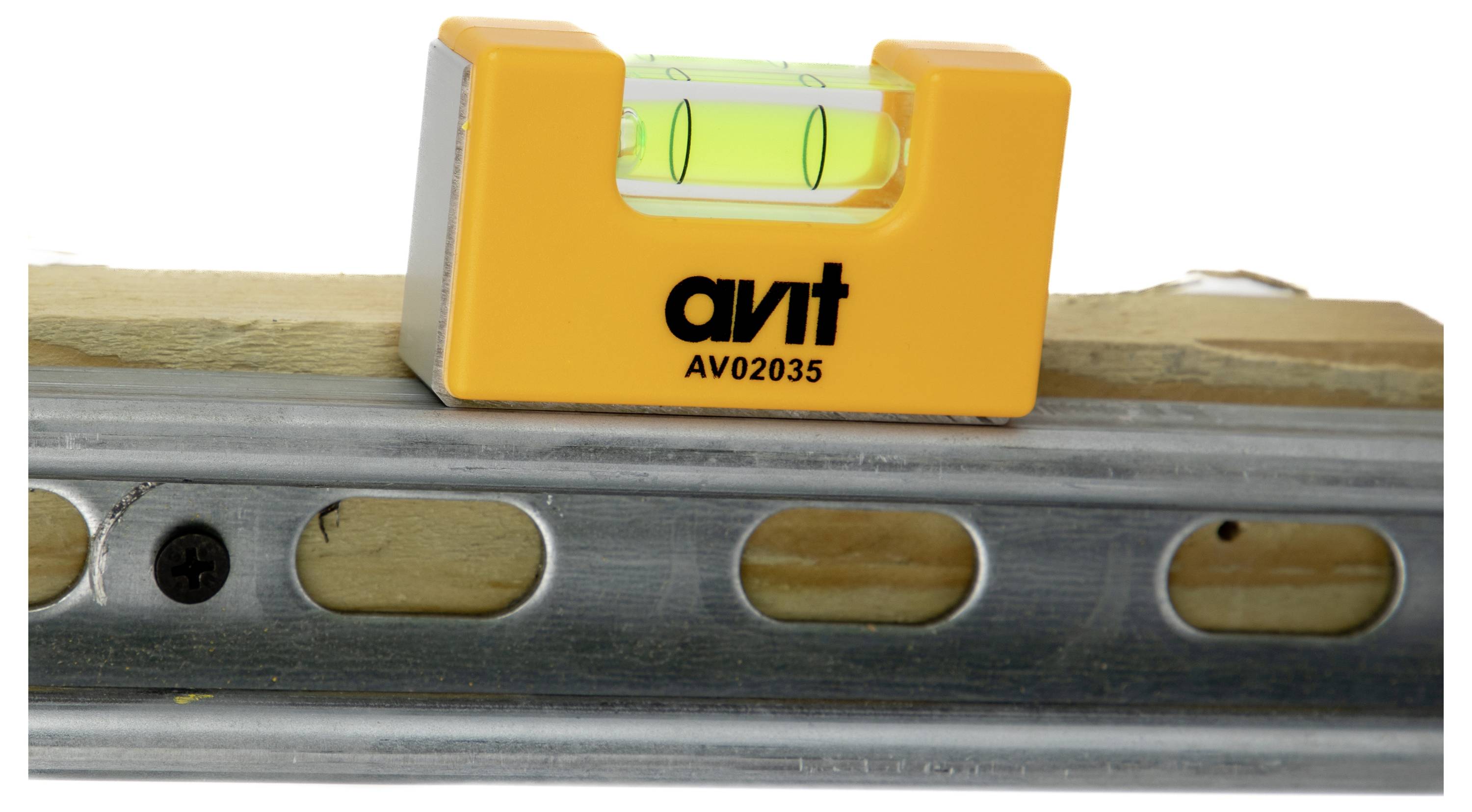 Ein gelbes Wasserwaage auf Metall- und Holzoberflächen platziert, das eine waagerechte Balance anzeigt.