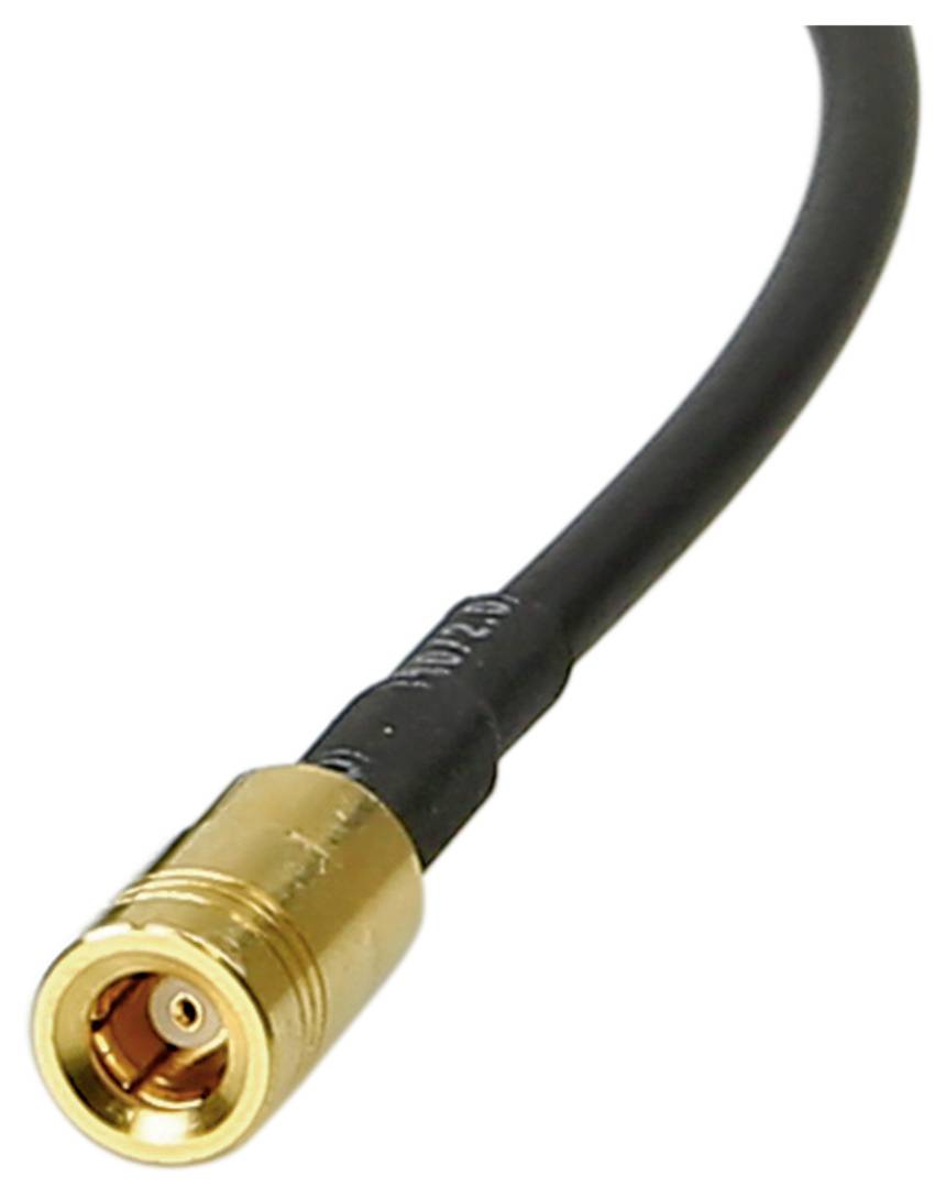 Schwarzes Koaxialkabel mit goldenem Steckerverbinder an einem Ende, gezeigt vor weißem Hintergrund.