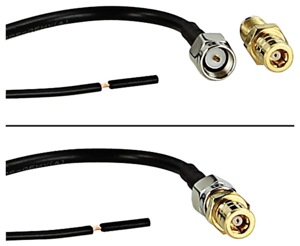 Vergleich von zwei koaxialen Steckerverbindungen und abisolierten Kabelenden, oben ein silberner Stecker und unten ein goldener Stecker.