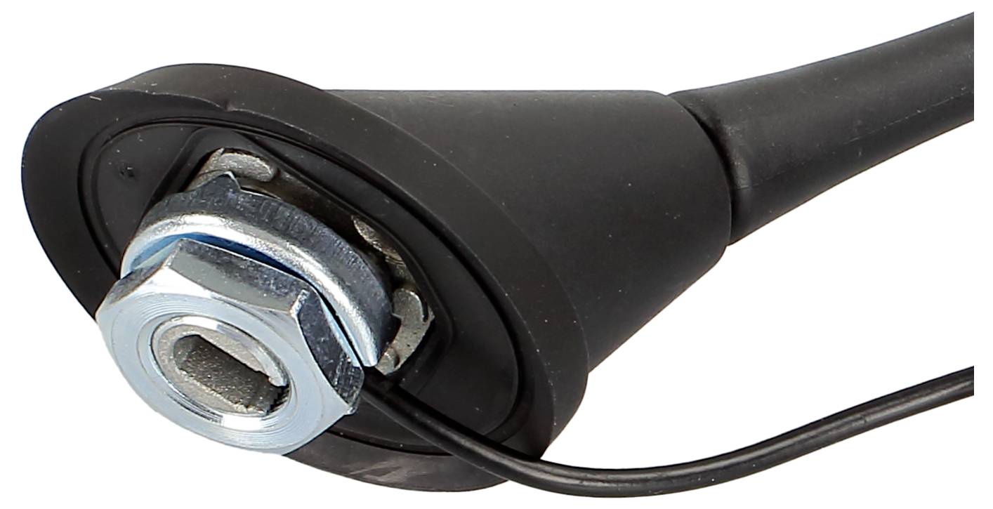 Nahaufnahme einer schwarzen Kabel- oder Antennenbasis mit einer silbernen Sechskantmutter und einer Unterlegscheibe, die den Befestigungspunkt und den angeschlossenen Draht zeigt.