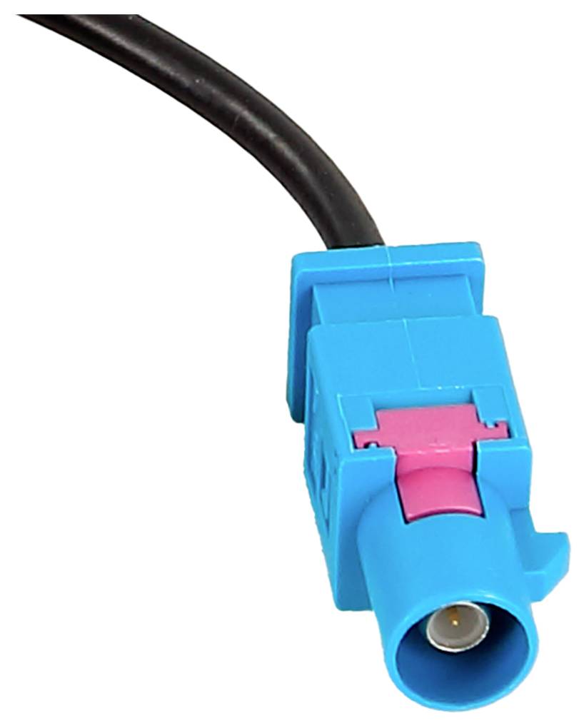 Nahaufnahme eines blauen koaxialen Steckers mit einer rosa Verriegelungslasche, die an einem schwarzen Kabel vor weißem Hintergrund befestigt ist.