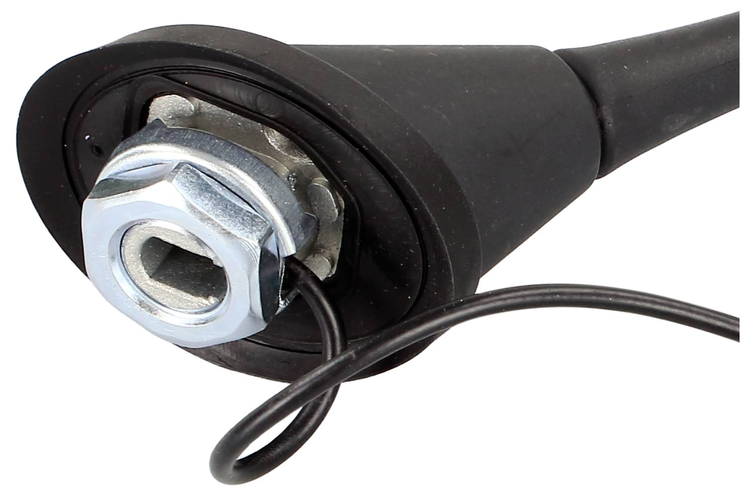 Nahaufnahme eines schwarzen Kabels, das in einer Metallsechskantmutter und einem Gewindeanschluss endet, mit einem dünnen Draht, der über die Vorderseite geschleift ist.