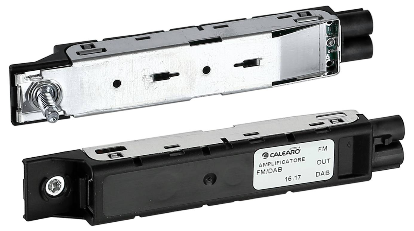 Zwei Ansichten eines schwarz-silbernen Radioversturkungsmoduls, die die Metalloberseite und die gekennzeichnete Vorderseite mit FM/DAB- und OUT-Anschlüssen zeigen.