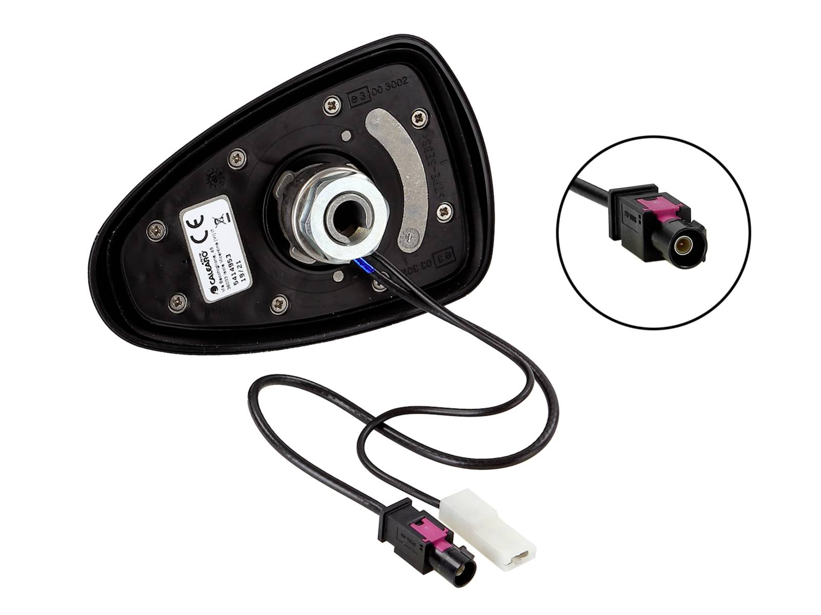 Nahaufnahme eines Fahrzeugaußenspiegelgehäuses mit angebrachtem Kabelbaumstrang und Stecker, plus eine vergrößerte Ansicht des Steckerendes.