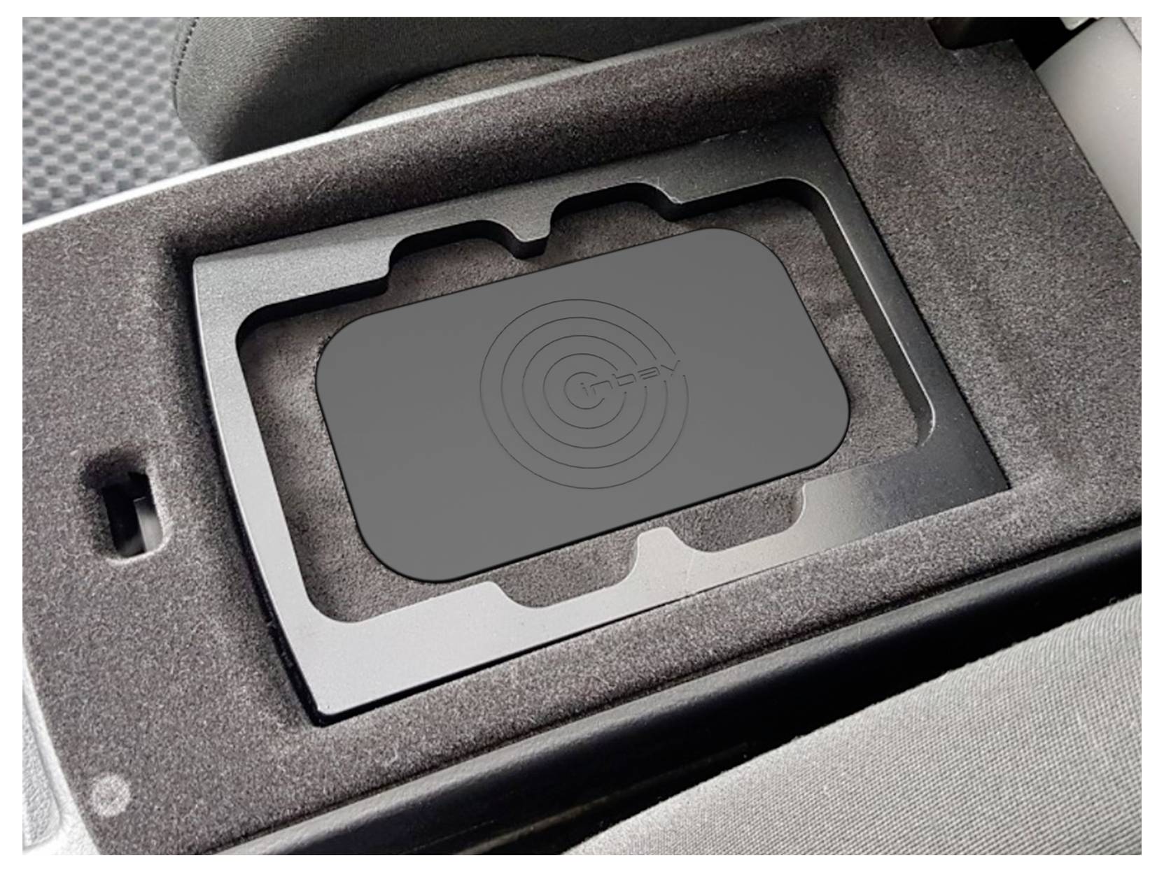 Autostereo-Installationssatz mit zwei Montageklammern, Verdrahtungssätzen, Steckverbindern und einem blauen Schnittstellenmodul auf weißem Hintergrund.