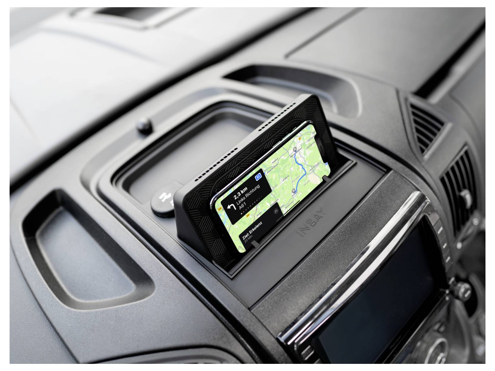 Ein im Armaturenbrett montierter Auto-GPS-Navigationsbildschirm mit einer Routenkarte und schrittweisen Fahrtanweisungen.