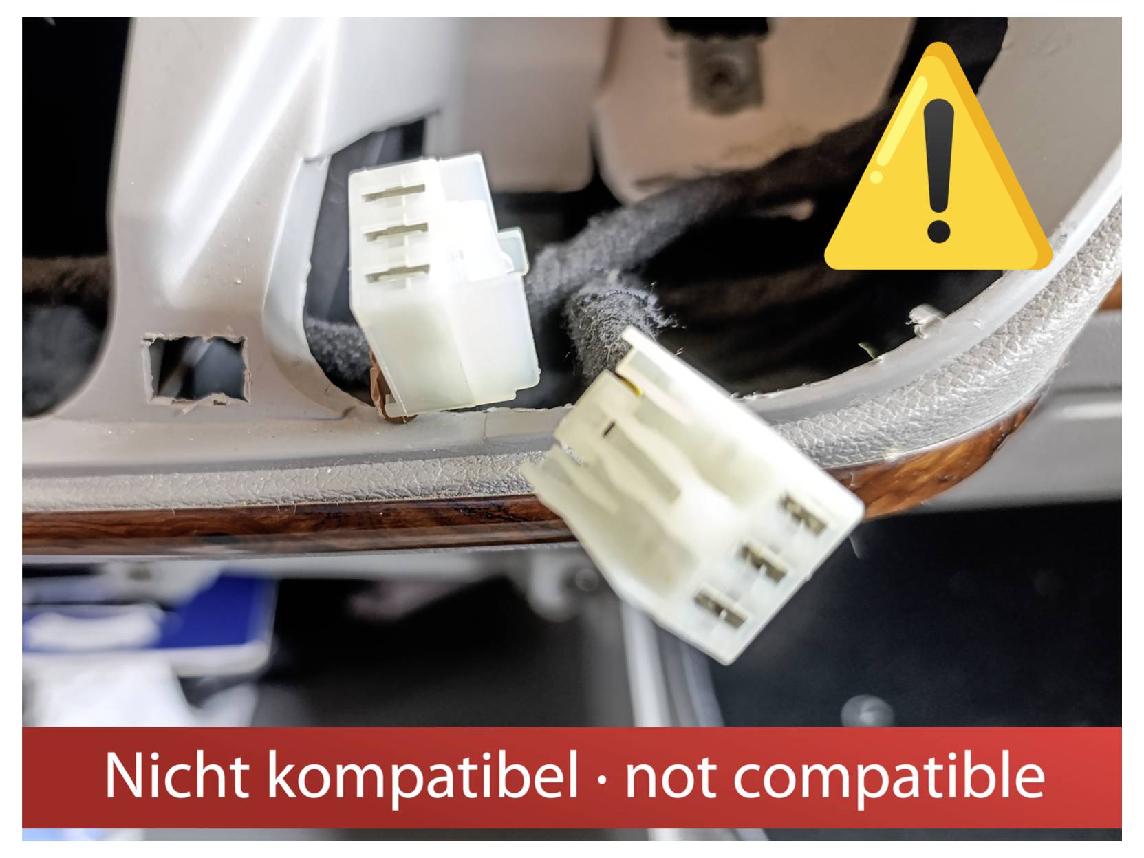 Nahaufnahme von zwei nicht passenden elektrischen Steckverbindern mit einem Warnsymbol und dem Text „Nicht kompatibel · not compatible
