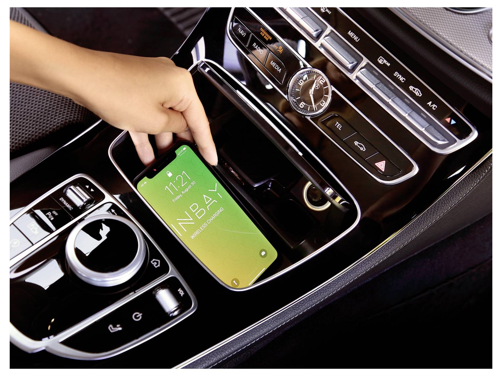 Hand, die ein Smartphone mit 