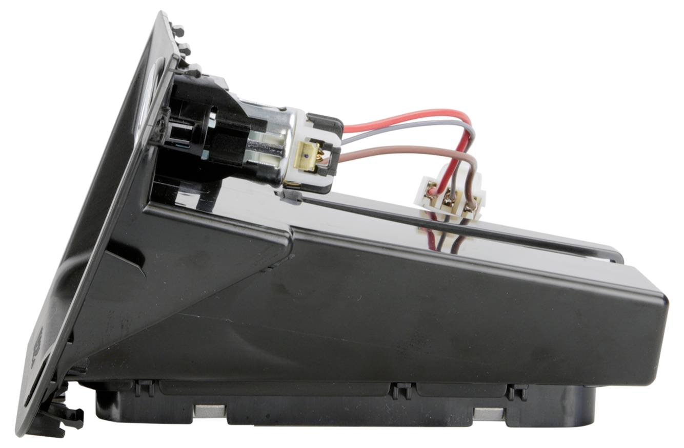 Autoradio-Einbausatz für das Armaturenbrett mit Montagrahmen und leerer rechteckiger Radioöffnung.