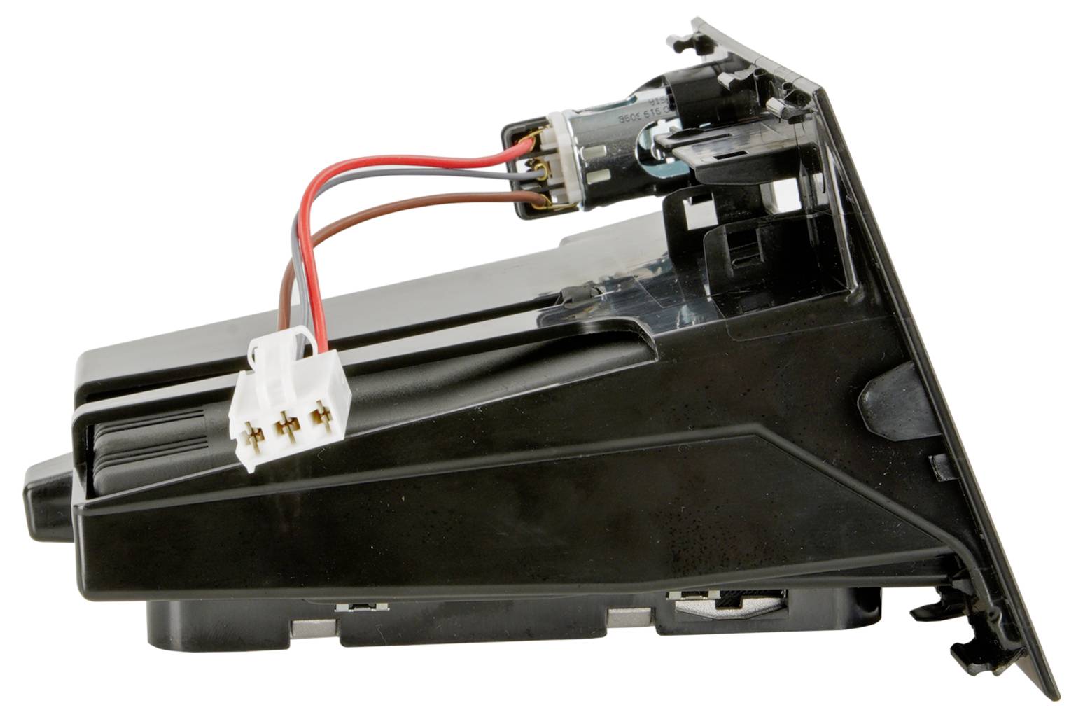 Schwarze Kunststoff-Kfz-Elektronikbaugruppe mit angebrachtem Steckverbinder und Motor, isoliert auf weißem Hintergrund dargestellt.