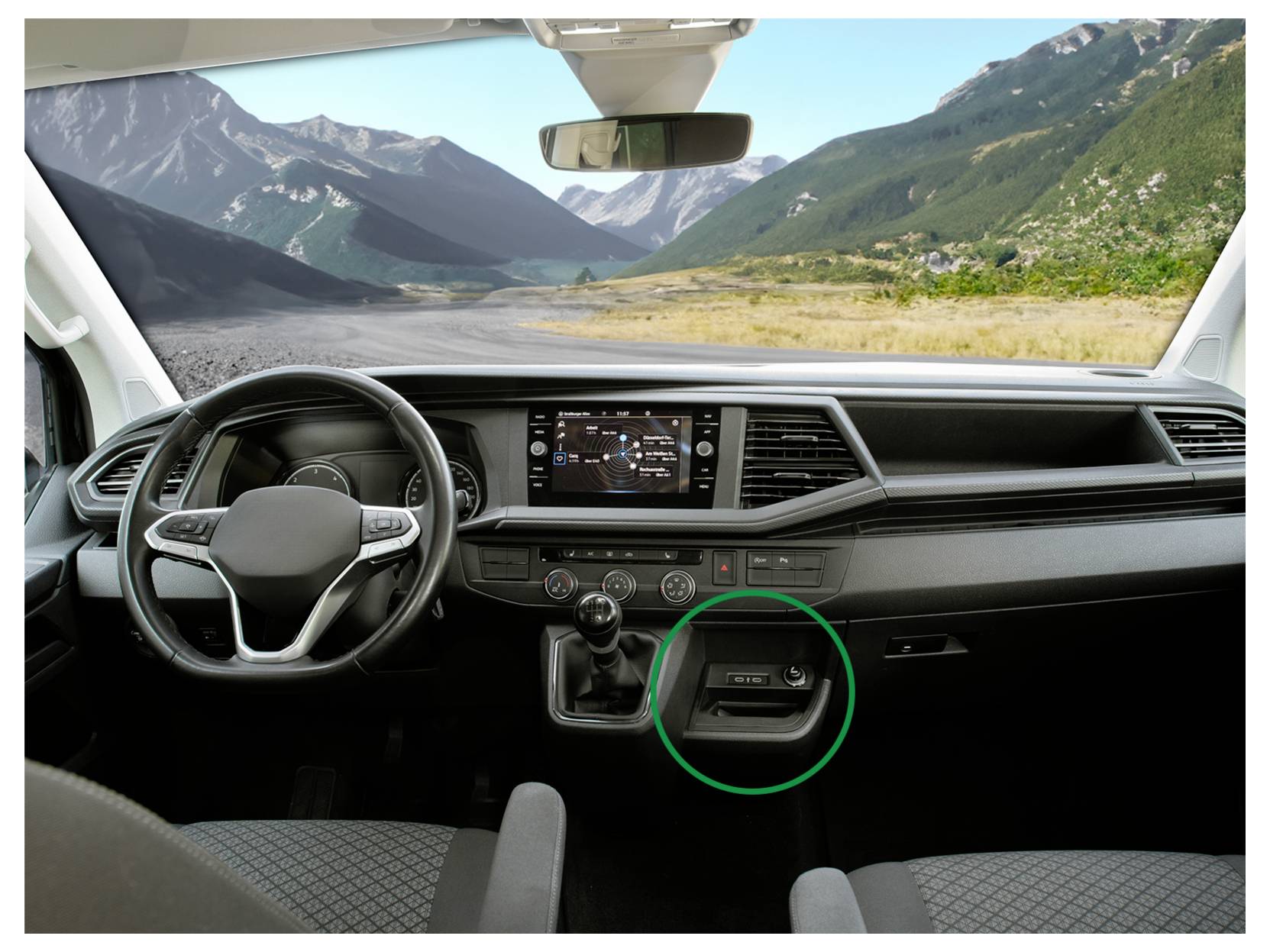 Autoradio-Verkabelungsadapter und ein schwarzes 'DCV'-Schnittstellengerät mit einem 3,5-mm-Stecker, gezeigt mit mehrfarbigen Kabeln und Steckverbindern.