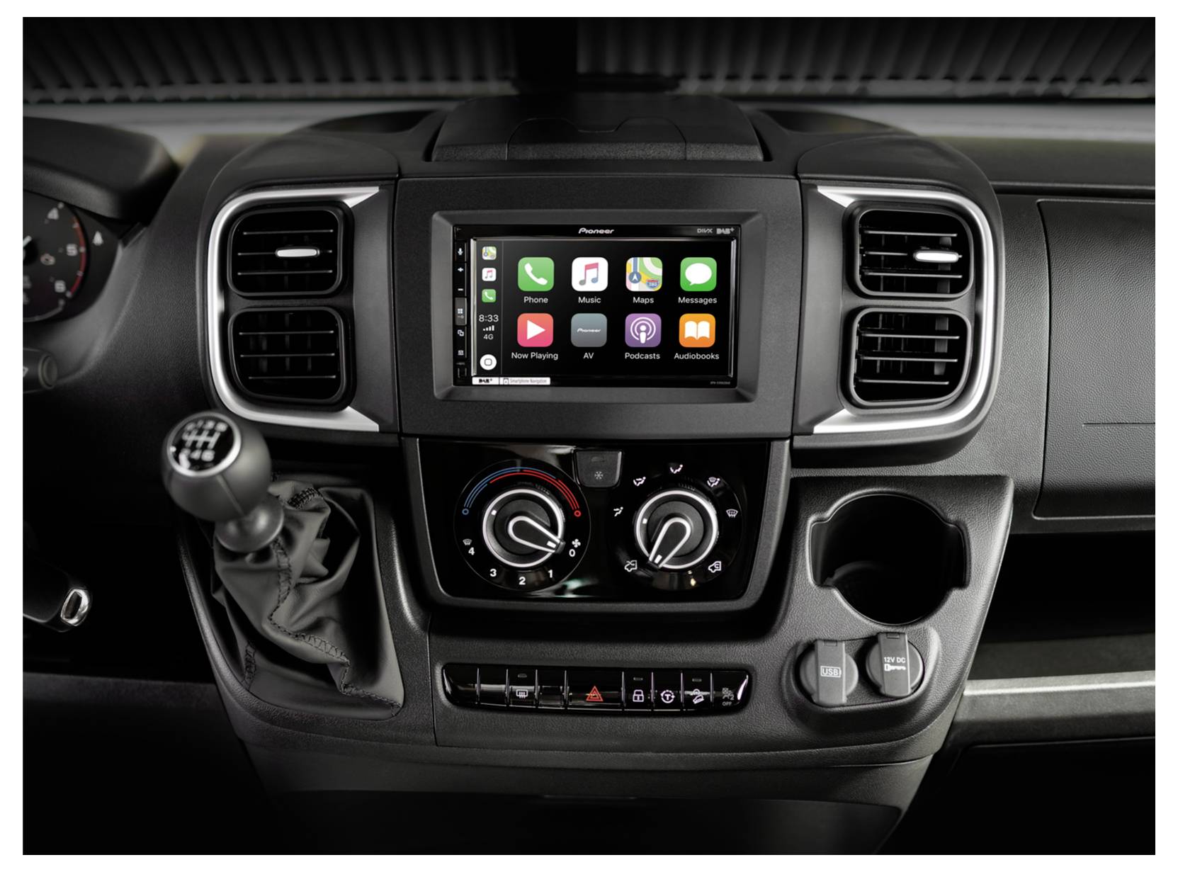 Armaturenbrett mit Mittelkonsole mit Touchscreen-Infotainmentsystem mit Apple-CarPlay-Apps, manuellem Schalthebel, Klimaregelung und Getränkehaltern.