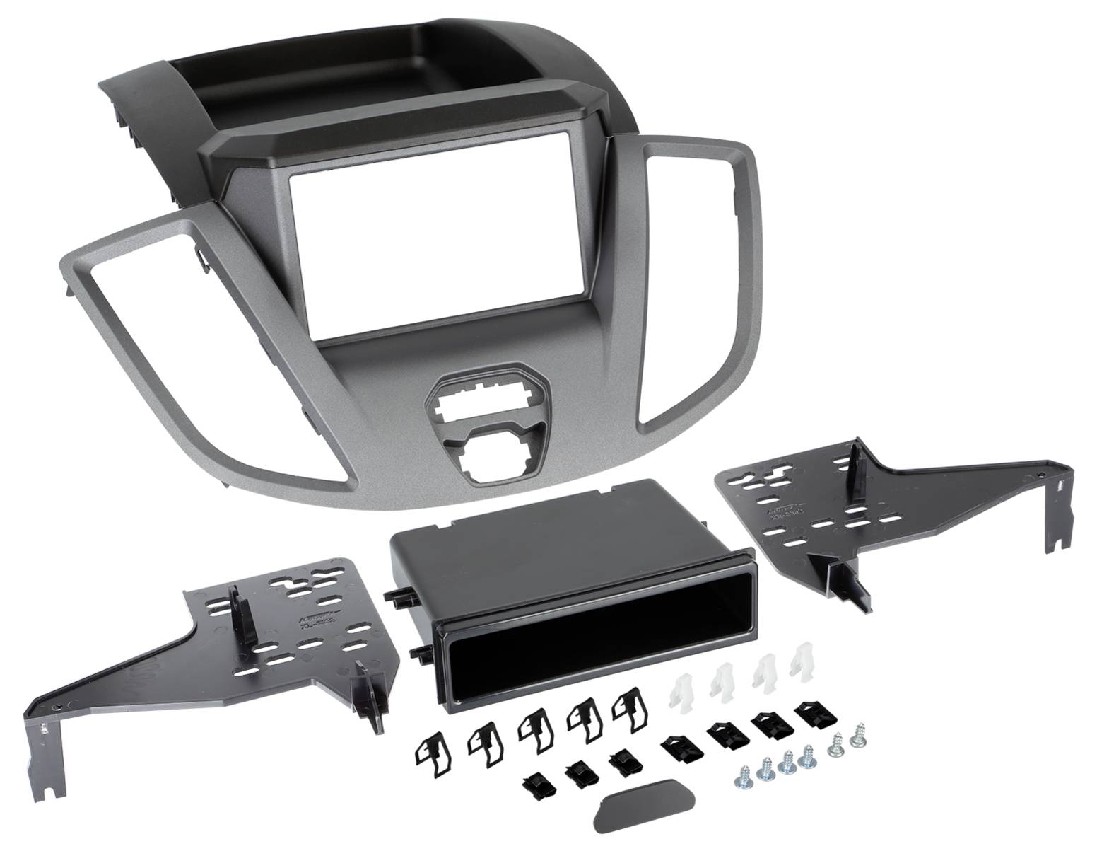 Armaturenbrett-Stereoanlage-Installationsset mit Blende, Montageklammern, Verkleidungspanel und kleinen Hardwareteilen auf weißem Hintergrund.