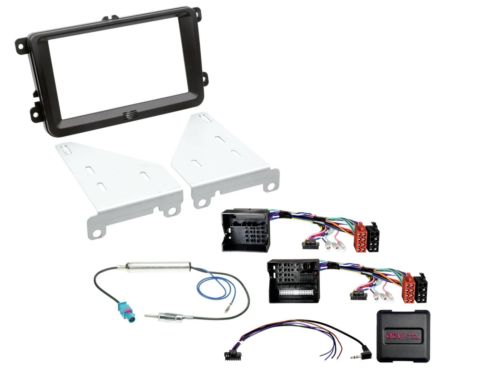 Autostereo-Installationssatz mit Armaturenbrett-Rahmen, Montageklammern, Verkabelungssätzen, AntennenlAdapter und Schnittstellenmodul auf weißem Hintergrund.