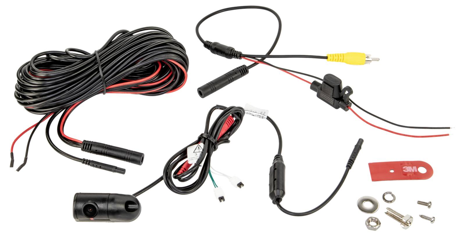 Rückfahrkamera-Installationssatz mit langen Kabeln, Steckverbindern, Inline-Modul, Kamera, Klebebefestigung und Montagezubehör auf weißem Hintergrund