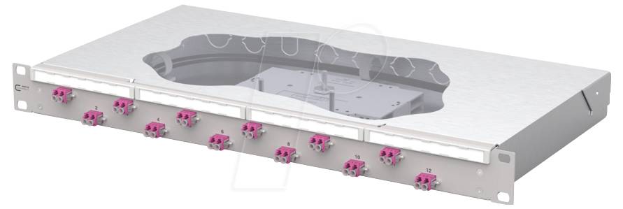 Ein in einem Rack montiertes Metall-Glasfaserpatchfeld mit mehreren rosa Steckverbindern auf der Vorderseite, verwendet zur Verwaltung und Organisation von Netzwerkkabeln.
