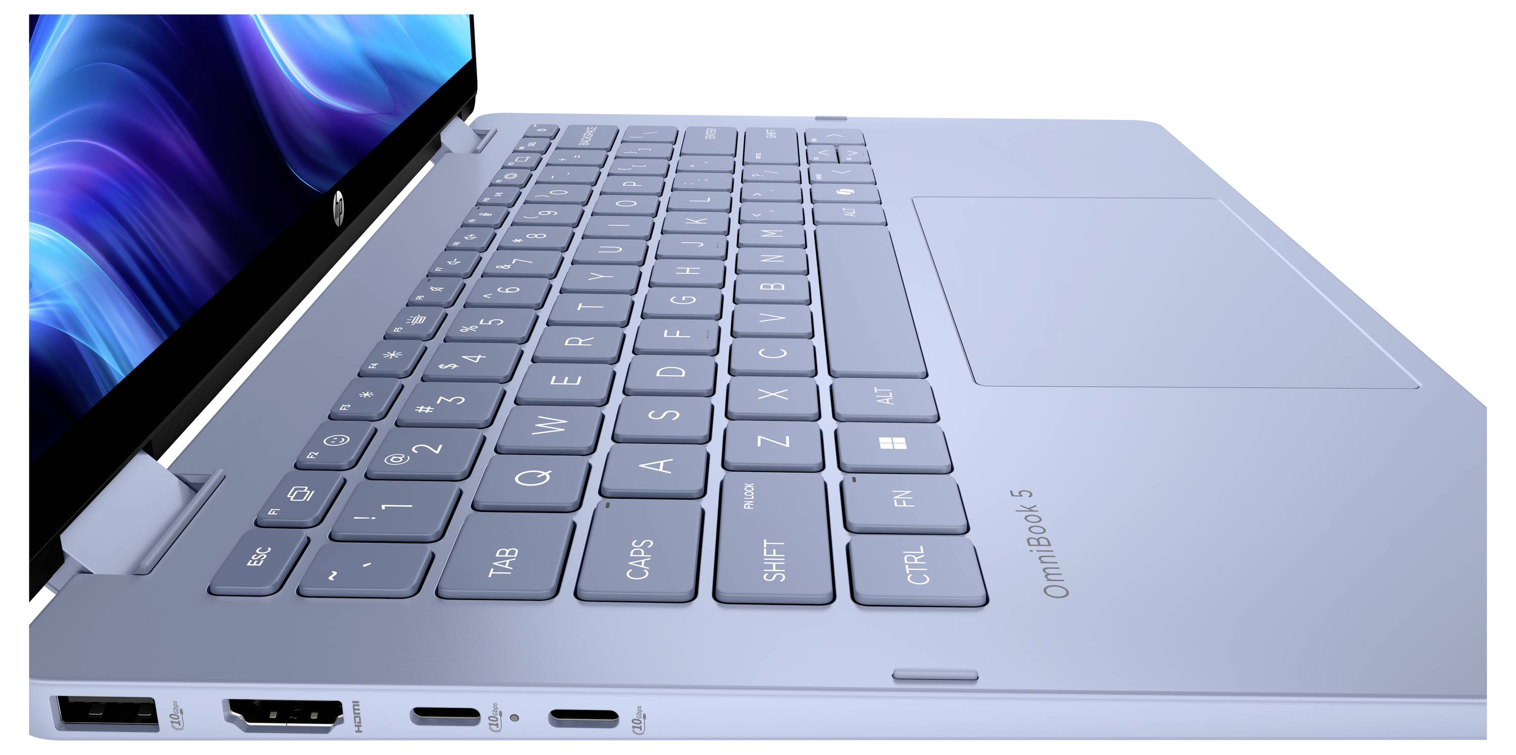 Ein schlanker silberner Laptop, der offen und in einem Winkel positioniert ist, mit Blick auf die Tastatur und einen Teil des Bildschirms. Anschlüsse und Tasten sind sichtbar und zeigen Design-Details.